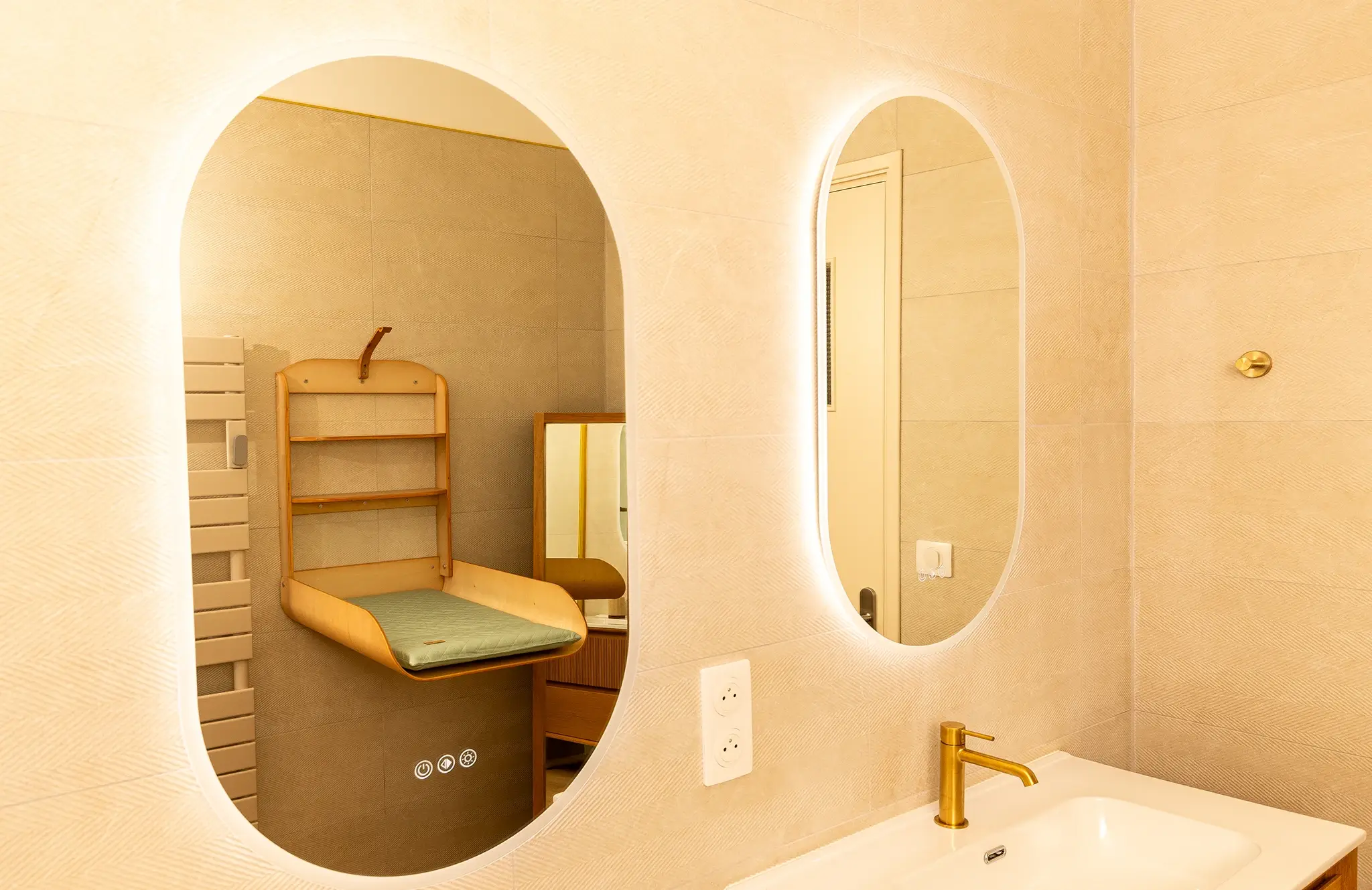 Salle de Bain avec table à langer